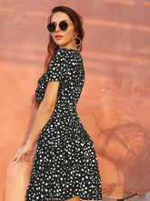 Falda floral negra de verano con escote en V